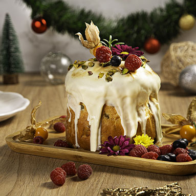 Panetone glaceado com chocolate branco, castanhas e frutas vermelhas